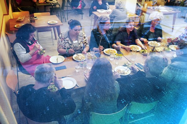 Jahresbericht Stadtmission 2017 Thema Essen und Kochen. Die Köchin Renate und ihre Kollegin bereitet Suppe und Abendessen zu im Café Yucca. Zürich April 2018.